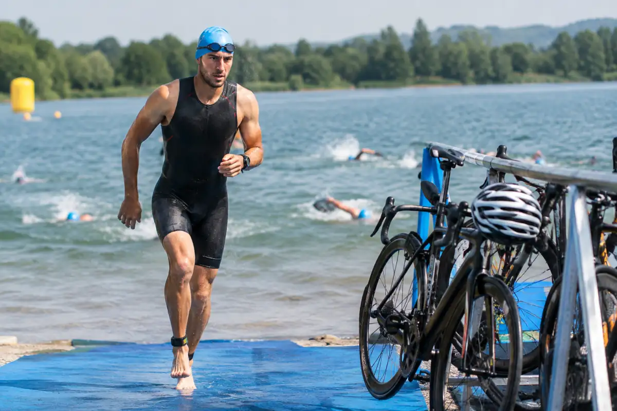 Un concurrent sort de l’eau et rejoint son vélo dans une épreuve d’aquabike en France.
