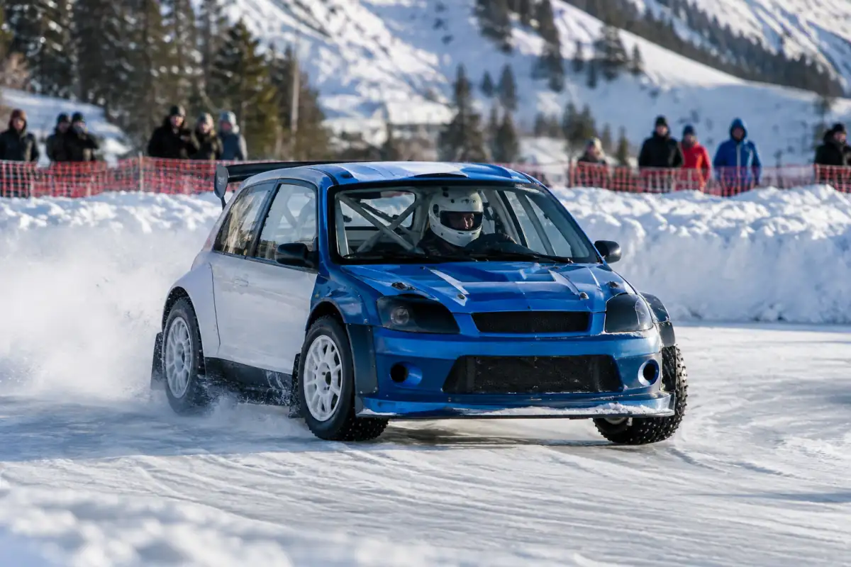 Une voiture préparée pour la course automobile sur glace négocie un virage en glisse sur un circuit enneigé fermé.