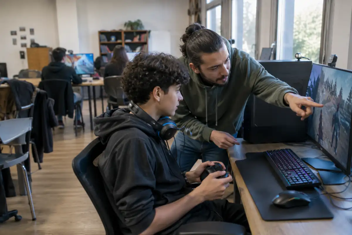 Un nouveau joueur prépare son casque et sa manette lors d’une première séance encadrée dans une association d’e-sport.