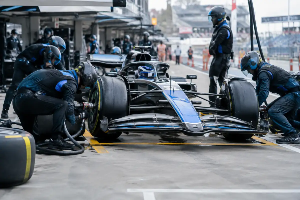 Arrêt aux stands en Formule 1 : une équipe change les pneus d’une monoplace pendant un Grand Prix.
