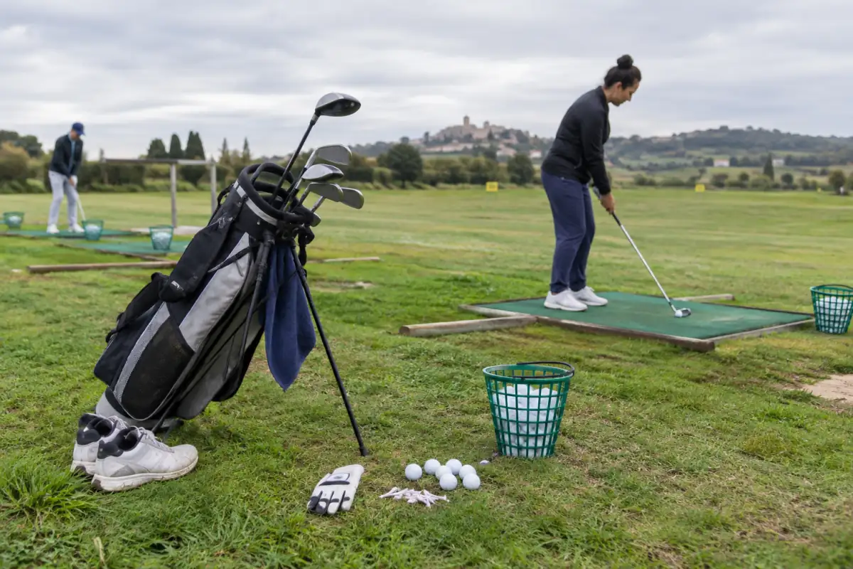 Demi-série de golf pour débutant dans un sac léger, avec chaussures sans crampons, balles, tees et gant près d’un practice.
