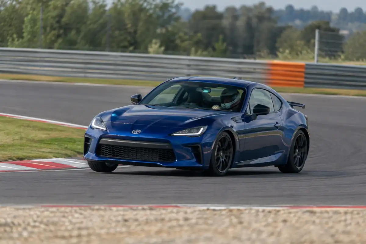 Une voiture préparée négocie un virage sur circuit lors d’une séance de time attack automobile chronométrée.